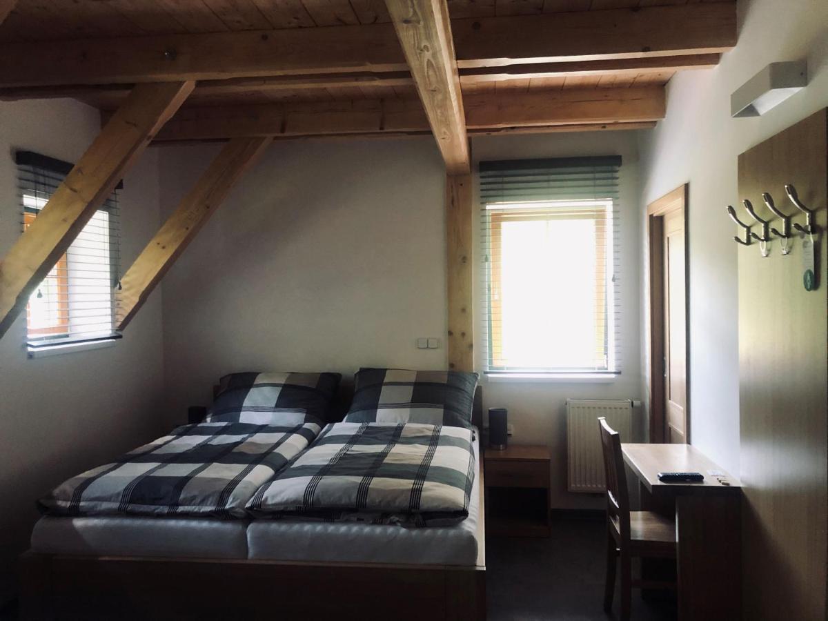 Kamenacka Myslivna Hotel Moravany  Екстериор снимка