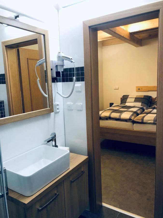 Kamenacka Myslivna Hotel Moravany  Екстериор снимка